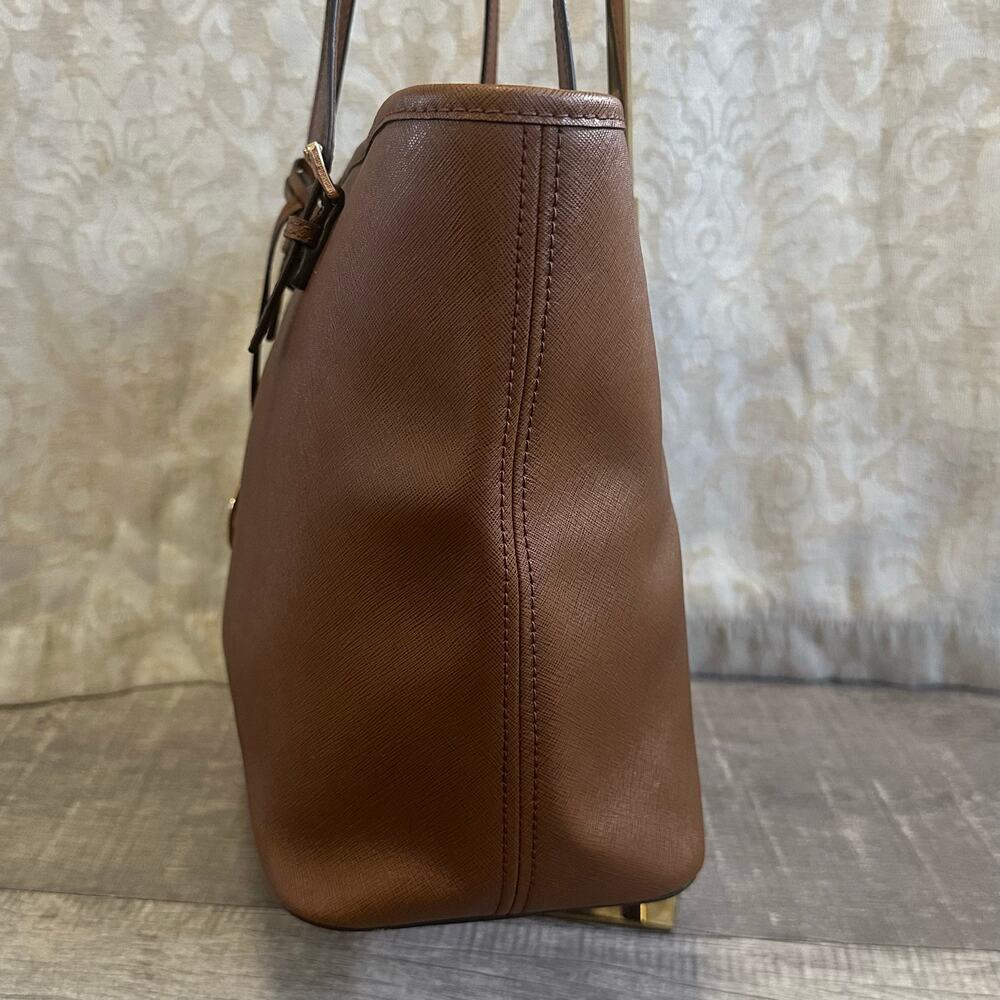 Michael Kors Jet Set Medium Travel Tote Bag Brown Saffiano Leather Zip Top - Picture 4 of 11
